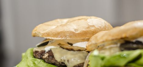 PADŁAŚ, POWSTAŃ, POPRAW DIADEM I ZAPIEPRZAJ  – męski burger i kobiece narzekanie