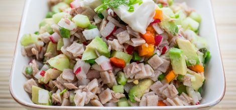 Sałatka makaronowa z tuńczykiem.