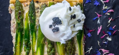 Drożdżowa tarta ze szparagami.