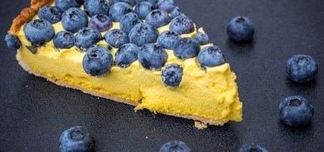 Tarta z musem z mango i borówkami