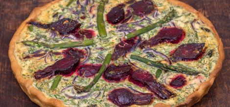 Tarta ze szparagami i buraczkami