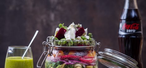 Sałatka z bobem, warzywami i fetą