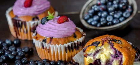 Babeczki z jagodami i kremem jagodowym