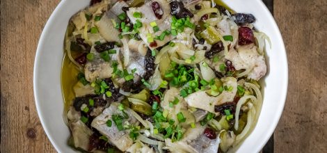 Śledzie z suszoną śliwką i żurawiną