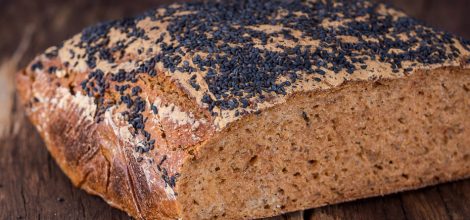 Chleb z czarnuszką i czarną herbatą