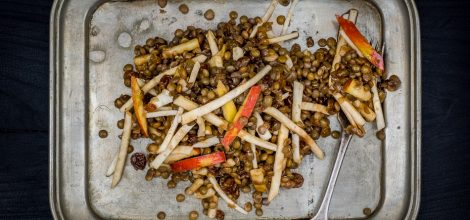 Sałatka z zielonej soczewicy, selera i jabłek