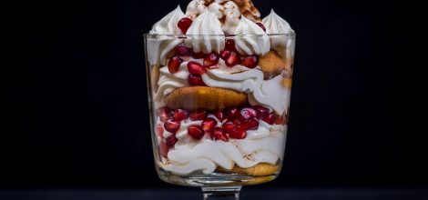 Bita śmietana z owocami i biszkoptami