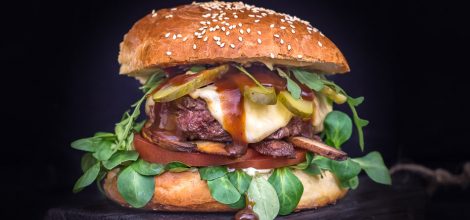 Domowe burgery i najlepszy przepis na bułki