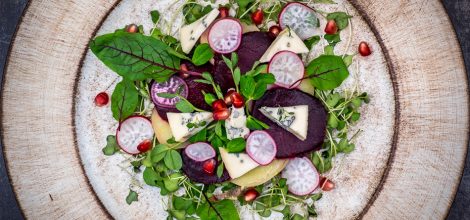 Sałatka z pieczonym burakiem i serem pleśniowym