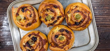 Drożdżowe ślimaczki z cheddarem i boczkiem