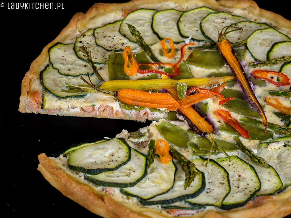 Tarta z łososiem i warzywami