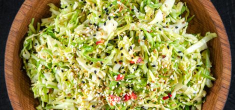 Młoda kapusta z czarnuszką i sezamem